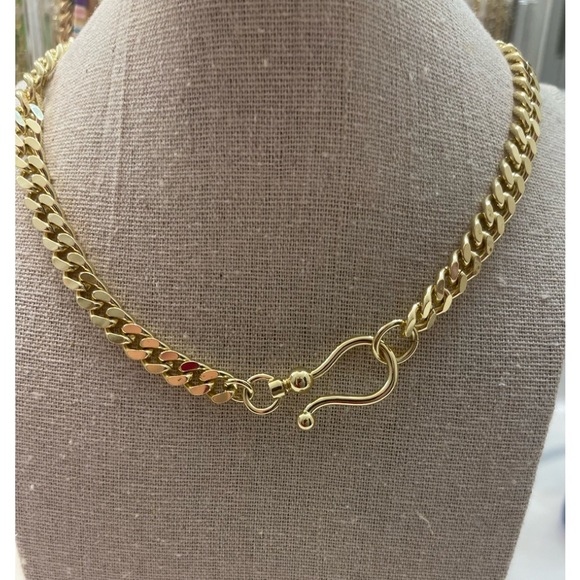 Jewelry - Gold chain necklace with hook closure